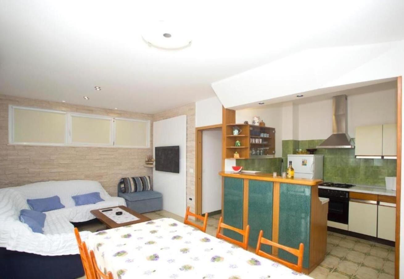 Apartments Damir - 80 M From Beach Postira Exteriör bild