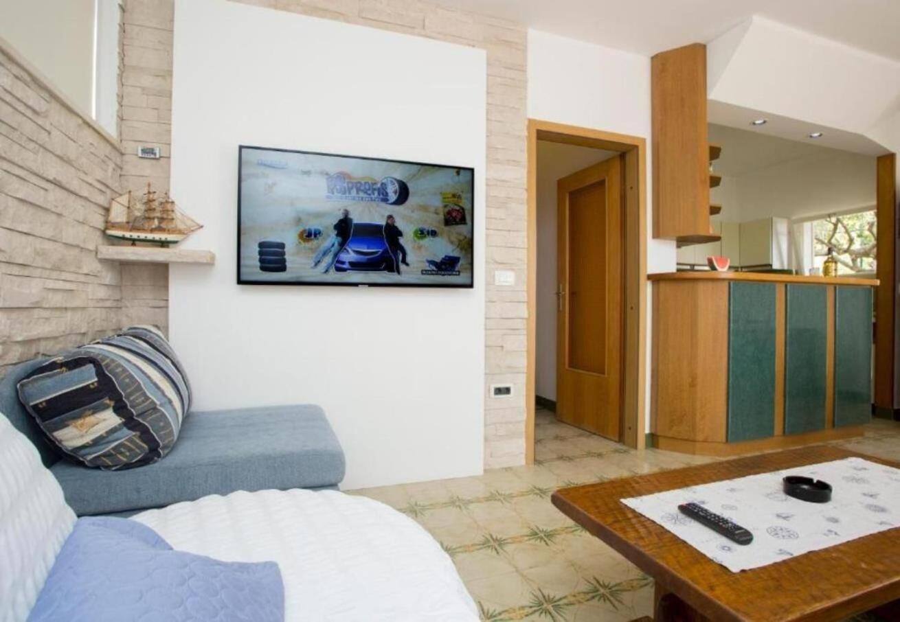 Apartments Damir - 80 M From Beach Postira Exteriör bild